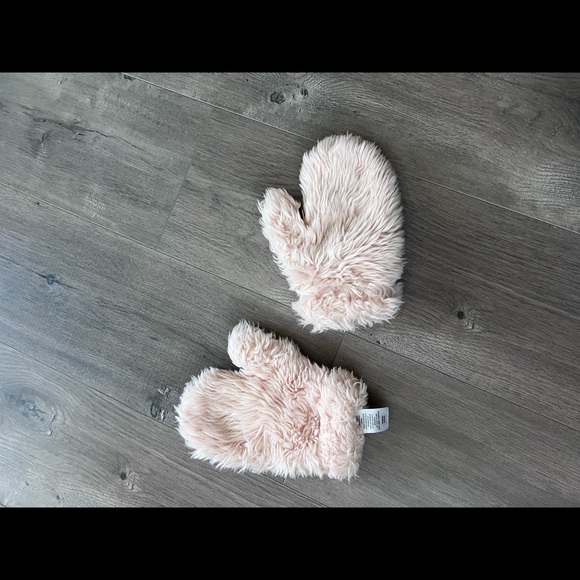 Tucker +Tate cute blush pink fuzzy faux fur mittens - Picture 3 of 4